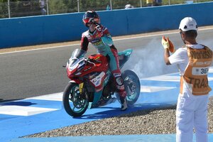Großer Jubel: Benat Fernandez, Team#109 und Kove sind Supersport-300-Weltmeister)