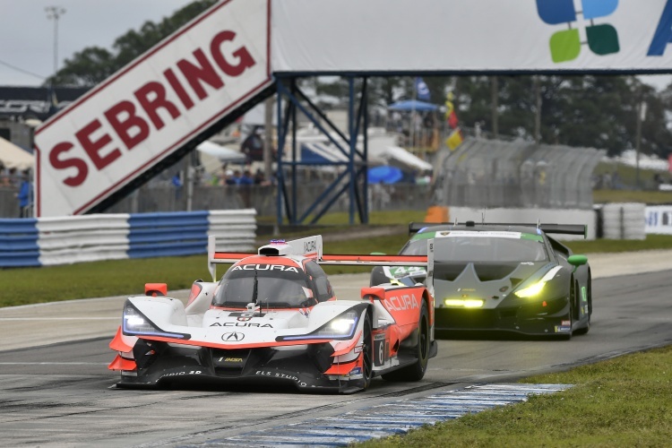 Der Acura DPi aus der IMSA-Serie auf der Strecke in Sebring