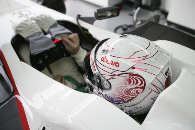 Kamui Kobayashi mit frischem Helmdesign.