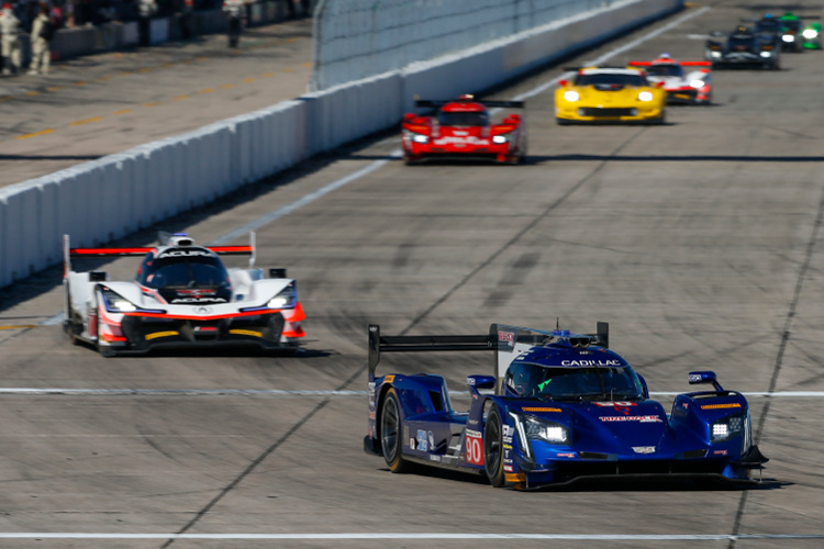 Da war noch alles gut: Der Cadillac DPi von SoD in Turn 1 auf dem Sebring International Raceway