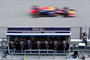 Die Helden an der Boxenmauer von Red Bull Racing: Jonathan Wheatley, Adrian Newey, Christian Horner, Guillaume Rocquelin, Will Courtenay, Gianpiero Lambiase, Simon Rennie