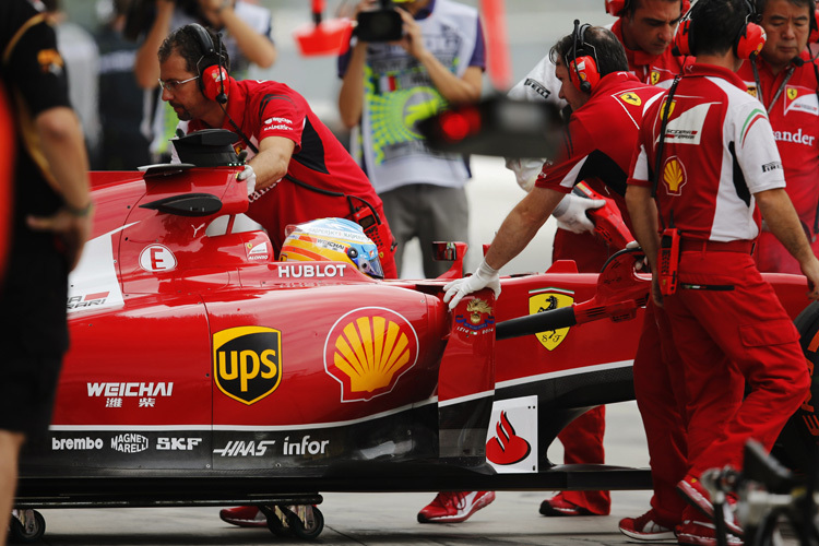 Der Ferrari von Fernando Alonso mit Werbung für Haas