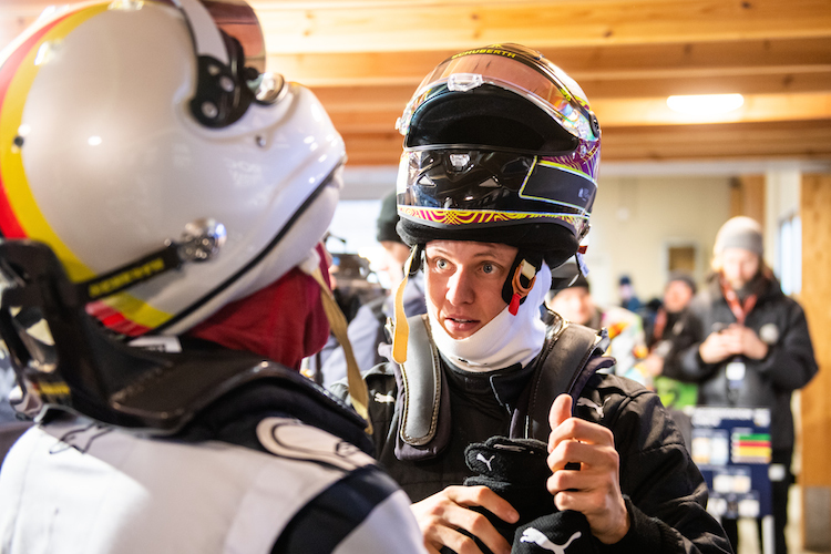 Mick Schumacher im Gespräch mit Sebastian Vettel
