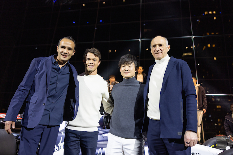 Teamchef Franz Tost (re.) mit Nyck de Vries und Yuki Tsunoda sowie AlphaTauri-CEO Ahmet Mercan bei der Team-Präsentation in New York