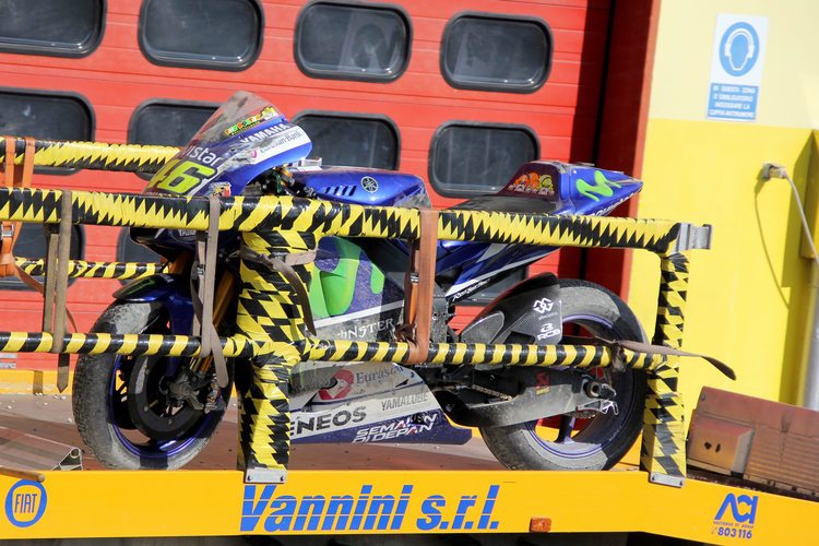 Keine vertrauensbildende Testfahrt: Die ruinierte Yamaha-M1 von Rossi