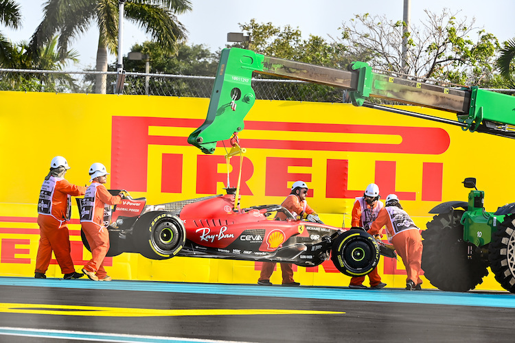 Der Ferrari von Charles Leclerc wird weggehoben