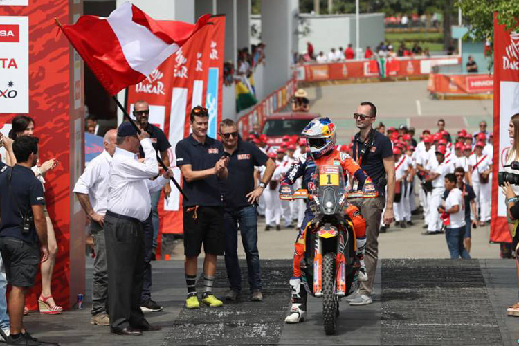Der peruanische Präsident Pedro Pablo Kuczynski schickt KTM-Pilot Sam Sunderland auf die Reise