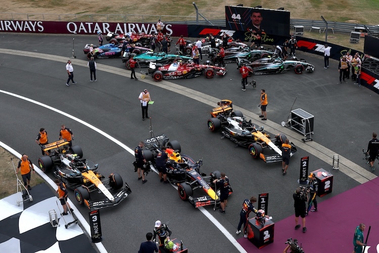 Max Verstappen vor den beiden McLaren in Silverstone