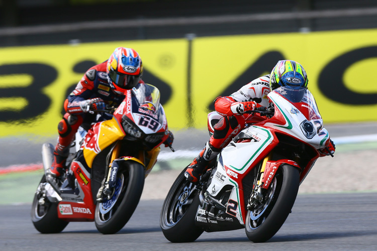 Leon Camier vor Nicky Hayden