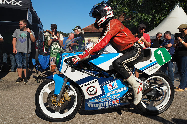 Der 83-jährige Mühlfried Minich mit der Yamaha TZ 250