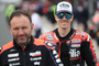 Maverick Viñales, vorne links Techniker Paolo Bonora
