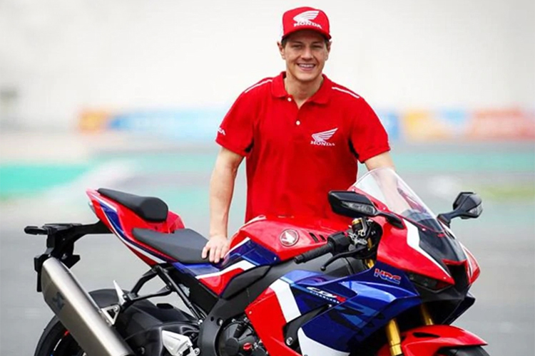 Domi Aegerter mit der Honda Triple-R