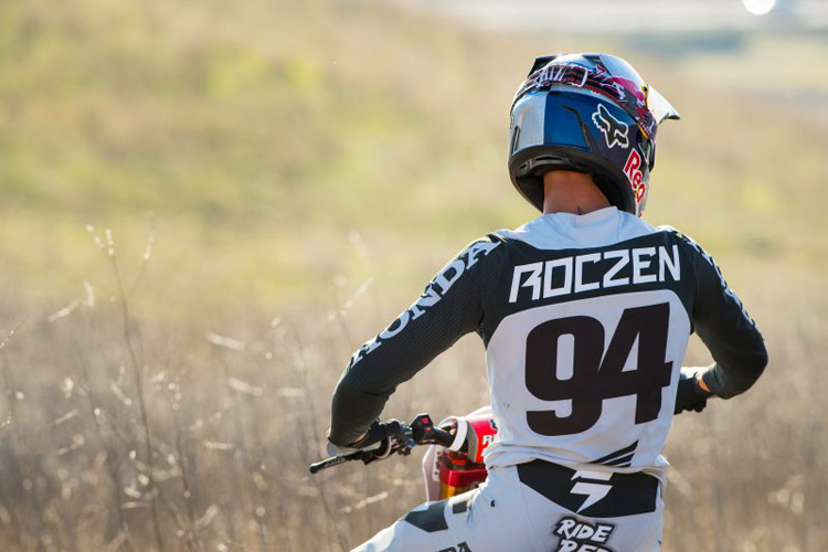 Im freien Gelände hat Ken Roczen bereits wieder trainiert