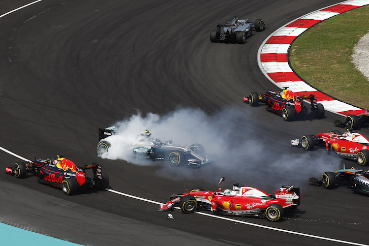 Nico Rosberg (am Rauchen) und Sebastian Vettel (unten) in Schwierigkeiten