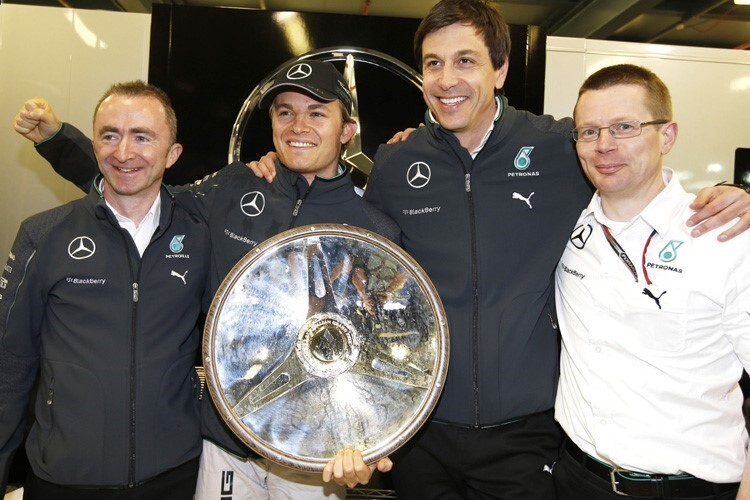 Andy Cowell (rechts) mit (von links) Mercedes-Technikchef Paddy Lowe, Nico Rosberg und Teamchef Toto Wolff
