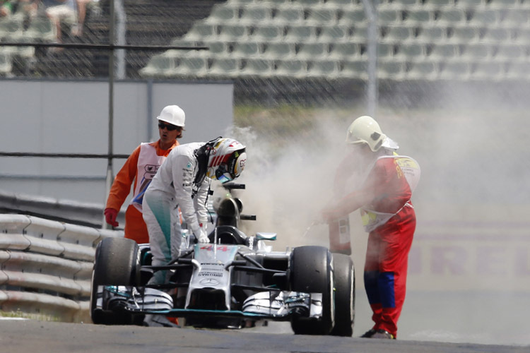 Mercedes-Pechvogel Lewis Hamilton: «Ich kann es nicht fassen, dass das schon wieder passiert ist!»