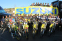 Die versammelte Suzuki Crew: Die beiden Teams Yoshimura-Suzuki (links) und RCH-Suzuki, die Piloten, einschließlich des gesperrten James Stewart, oben die Europa-Fraktion Eric Geboers und Joël Smets