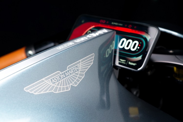 Noch nie zuvor in der 106-jährigen Geschichte von Aston Martin trug ein Motorrad dieses Flügellogo