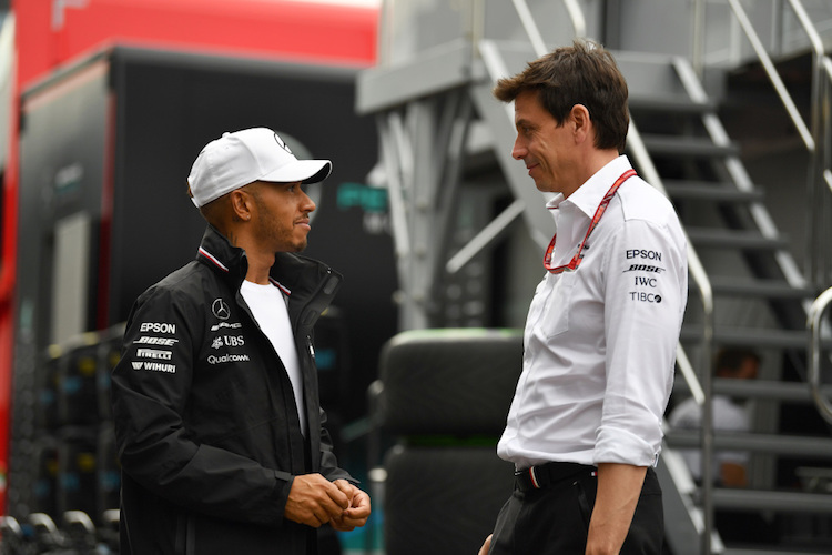 Lewis Hamilton mit Toto Wolff