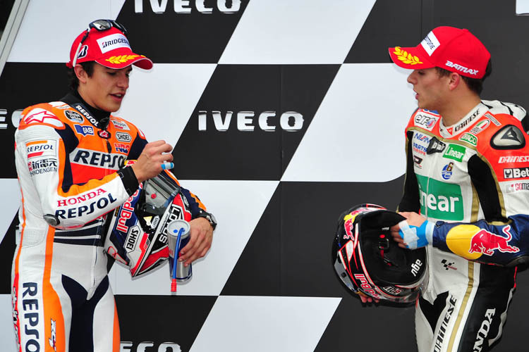 Wieder gemeinsam auf dem Podest: Márquez (mit Fingerbruch) und Bradl