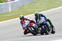 Beinharter Zweikampf: Jorge Lorenzo (99) presst sich an Rossi vorbei
