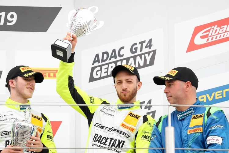 Hamza Owega (Mitte) gibt sein Debüt im ADAC GT Masters