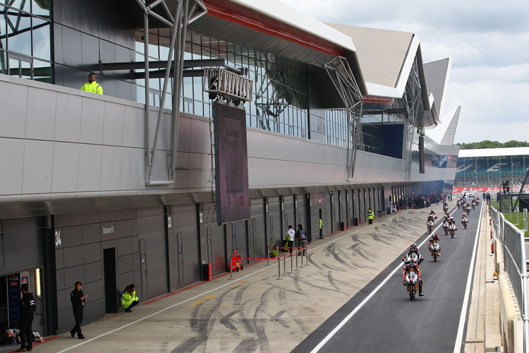 Die neuen Boxengebäude in Silverstone