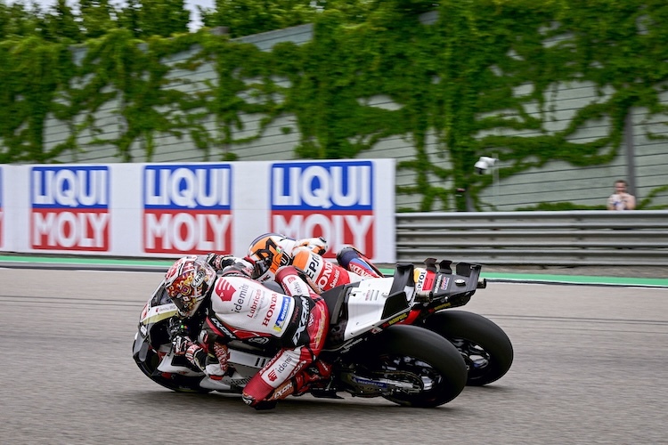 Letzte Runde, letzte Kurve. Nakagami überholt Marini für den letzten WM-Punkt. Gut zu sehen die unterschiedliche Aerodynamik am Heck