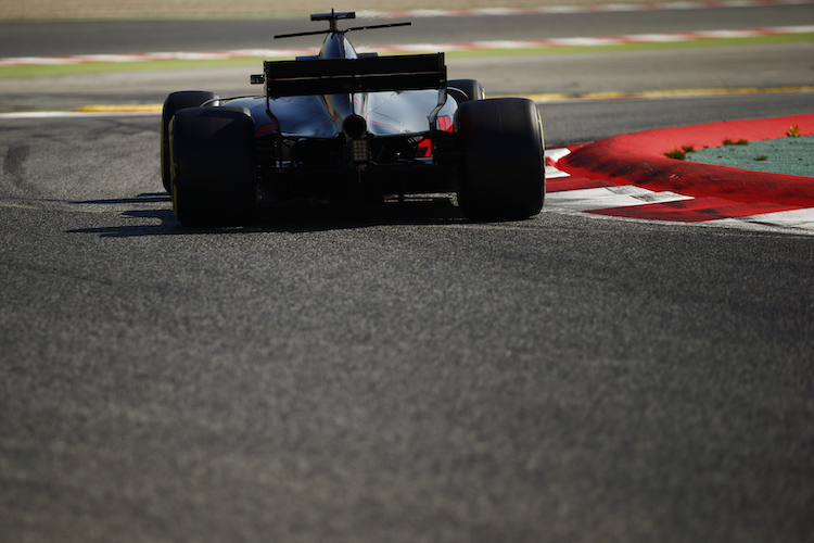 Der Kleiderbügel-Flügel verbiegt sich am Haas-Renner von Romain Grosjean