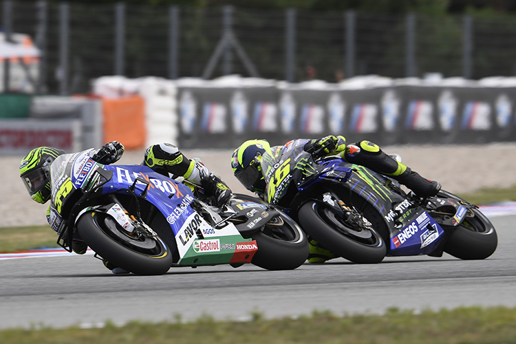 Cal Crutchlow vor Valentino Rossi