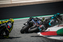 Rossi hinter Vinales: Rechts kommt das Bike von Morbidelli angeflogen