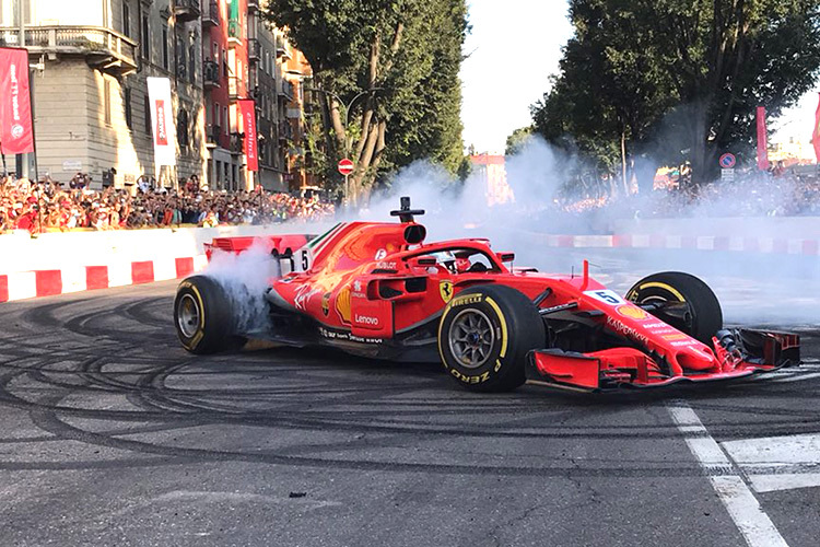 Sebastian Vettel beim Fan-Fest in Mailand