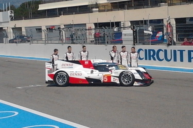 Der neue Toyota TS050 Hybrid samt Piloten