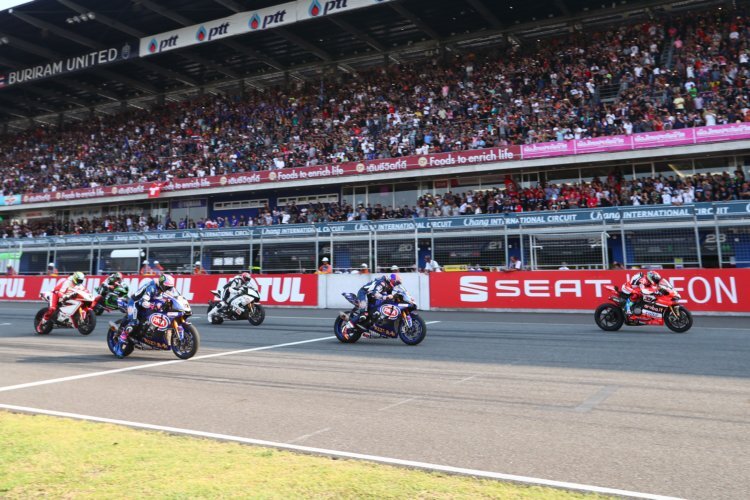 Zweites Rennen in Thailand: Marco Melandri (Ducati) startet vor den Yamaha-Assen Michael vd Mark und Alex Lowes von der Pole 