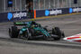 Fernando Alonso in Singapur. Neben ihm auf der Strecke: jede Menge Marbles, also Gummiabrieb von den Reifen