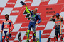 Auf dem Podest: Rossi mit Petrucci und Márquez