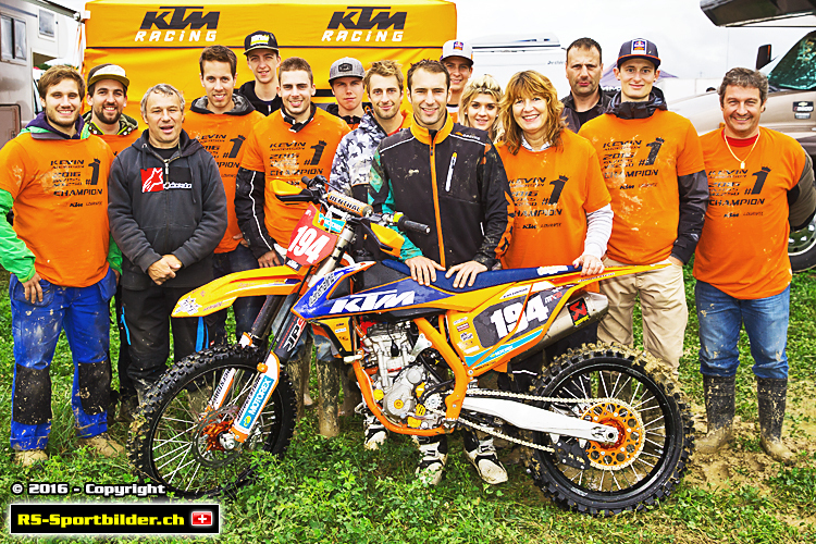 MX2-Meister Auberson (schwarze Jacke), links von ihm Killian