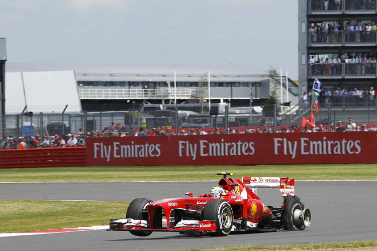 Felipe Massa mit einem geplatzten Hinterreifen in Silverstone