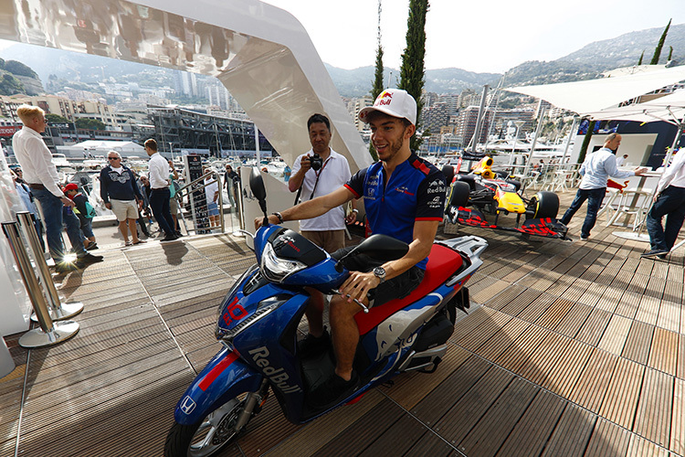 Pierre Gasly auf der Energy-Station von Red Bull