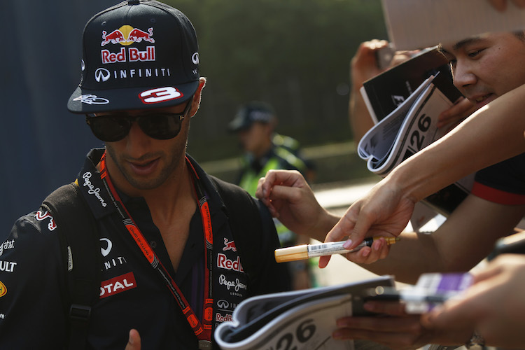 Daniel Ricciardo gibt Autogramme