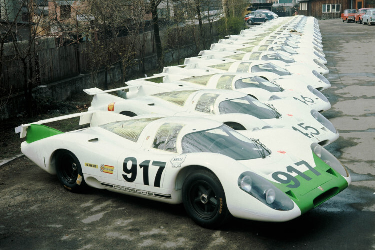 25 Exemplare des Porsche 917 auf dem Werkshof in Zuffenhausen
