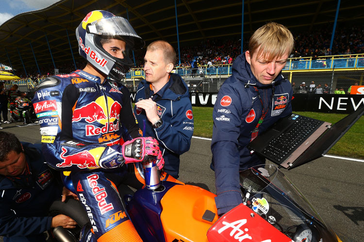 WM-Leader Luis Salom mit Teamchef Aki Ajo und Techniker Patrick Unger (v. li.), der aus Hohenstein-Ernstthal stammt