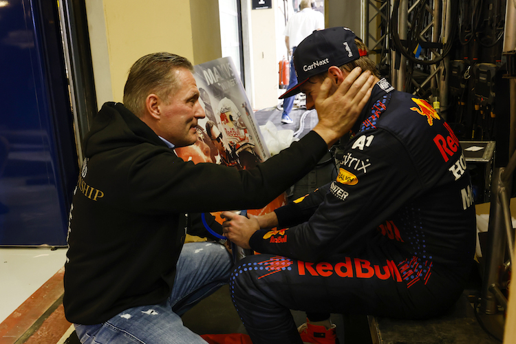 Emotionaler Moment: Jos Verstappen mit Max nach dessen Titelgewinn