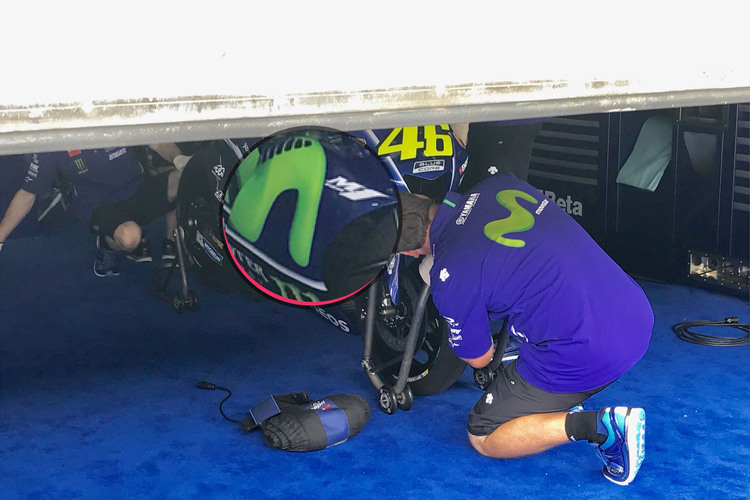 Hinter versperrten Toren: Rossis Yamaha mit der neuen Verkleidung und Inside-Winglets