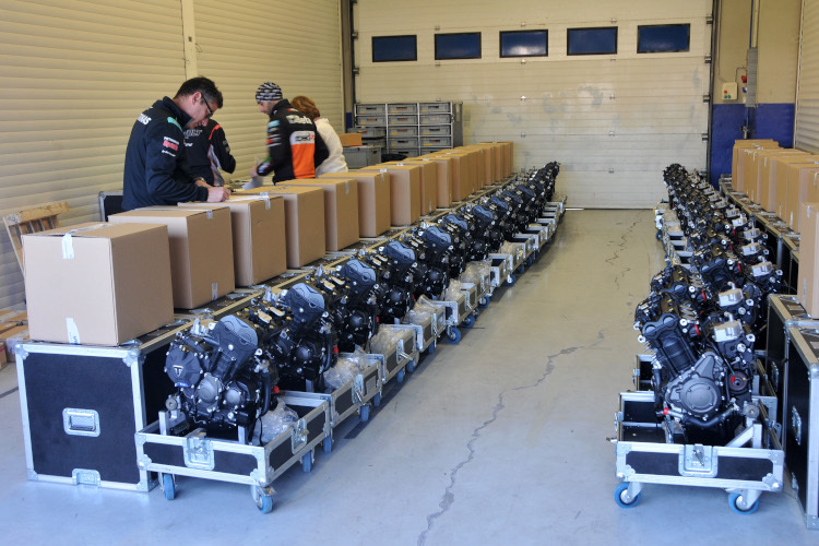 Die Triumph-Motoren warteten in der Box von ExternPro auf die Moto2-Mechaniker