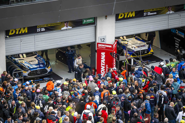 Großer Andrang beim Pitwalk, bei denen Fans den DTM-Boliden und -Fahrern nah kommen können