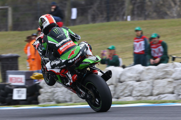 Jonathan Rea hatte am Freitag auch noch Zeit für Wheelies