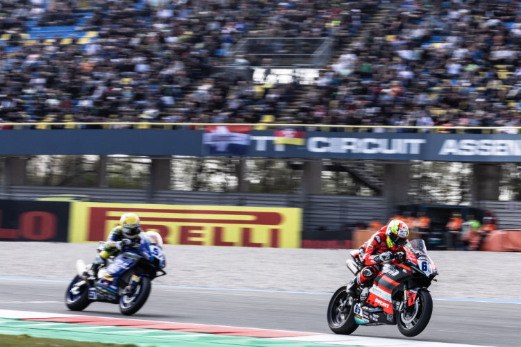 Philipp Öttl (vorne) hatte ein beschwerliches Assen-Wochenende