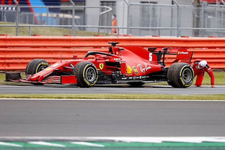 Sebastian Vettel schaute nach seinem Motorschaden gleich selbst nach