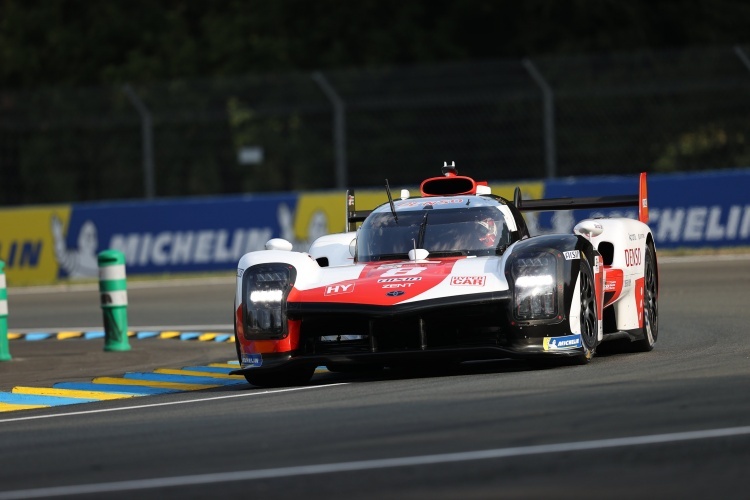 In der ersten Session des Testtages zu den 24h Le Mans vorne: Der Toyota GR010 Hybrid